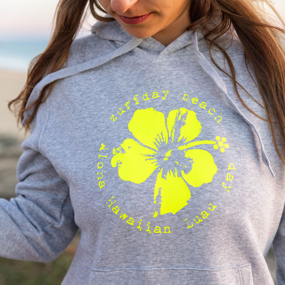 Ausschnitt vom grauen Zurfday Hooide mit neon gelber Hawaii Blume