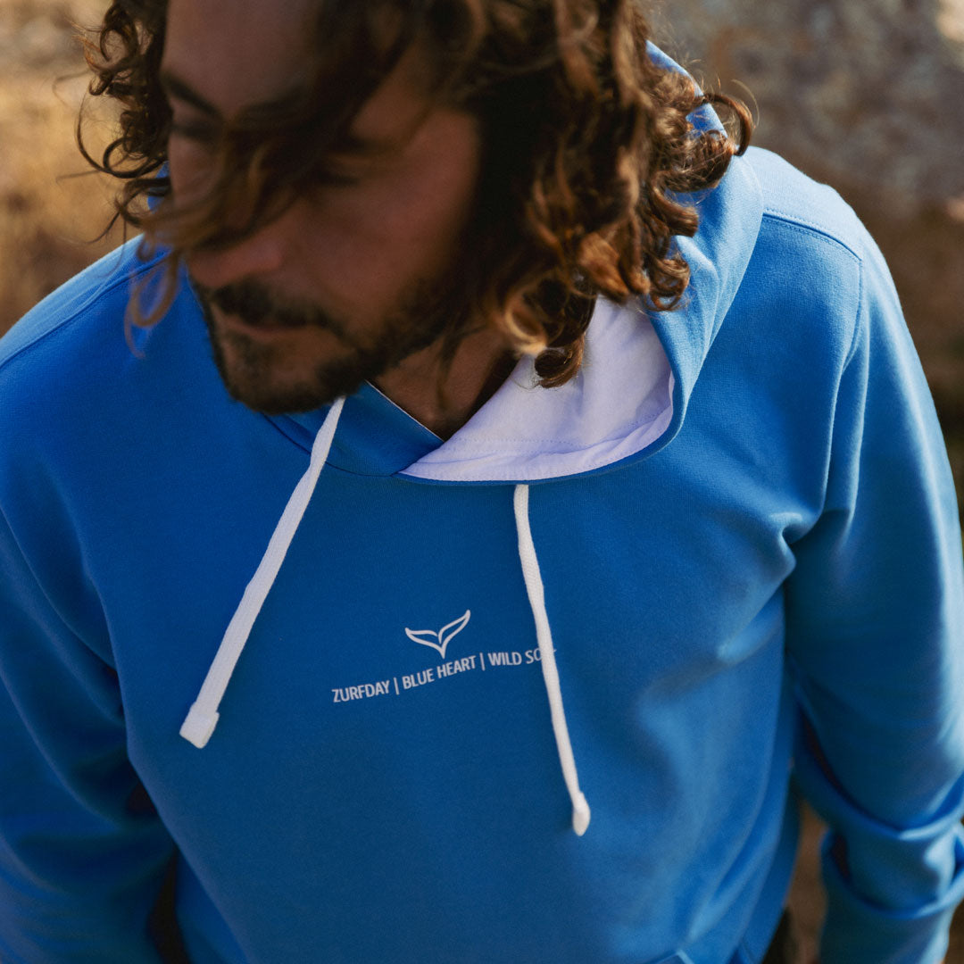 Portrait eines jungen Surfers mit Zurfday Hoodie