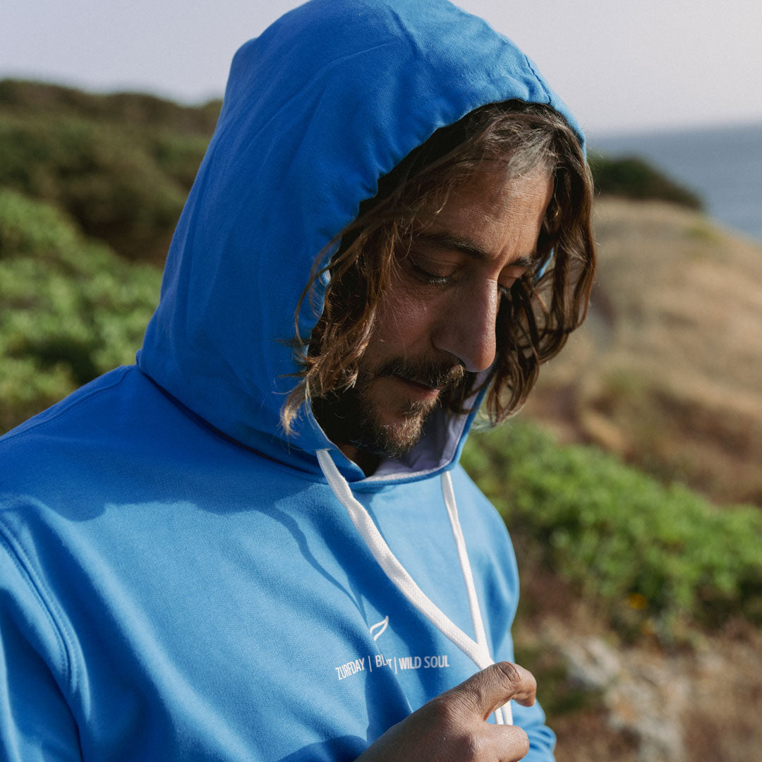 Surfer am Strand mit Kapuze vom Hoodie