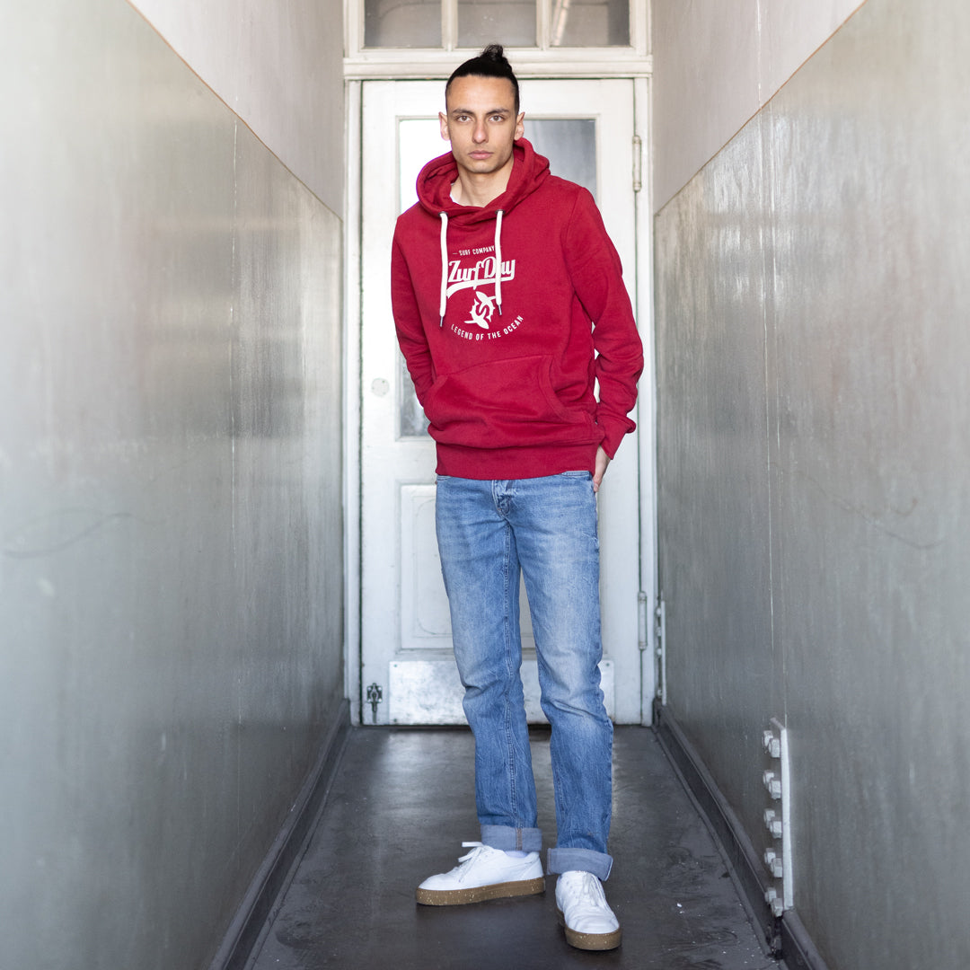 Junger Mann im lässigen, rotem Zurfday Hoodie.