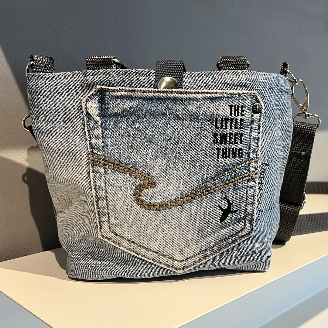 Die Zurfday Jeanstasche Wave, eine kleine aber kompakte Tasche aus recycelten Jeans, handgenäht. Ein absolutes Unikat