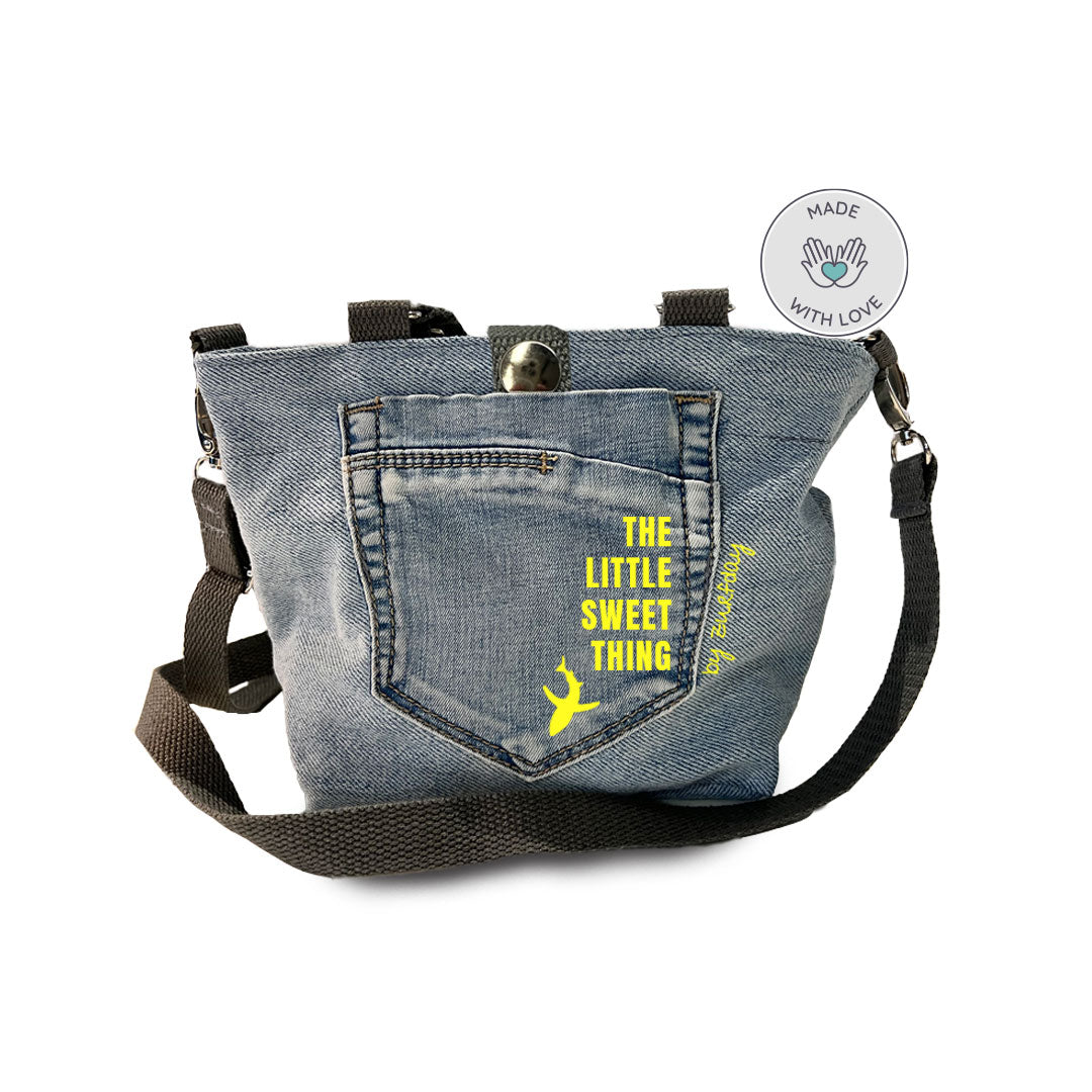 Eine kleine jeanstasche aus recyceltem Jeansstoff, handgenäht in der Lebenshilfe Lüneburg