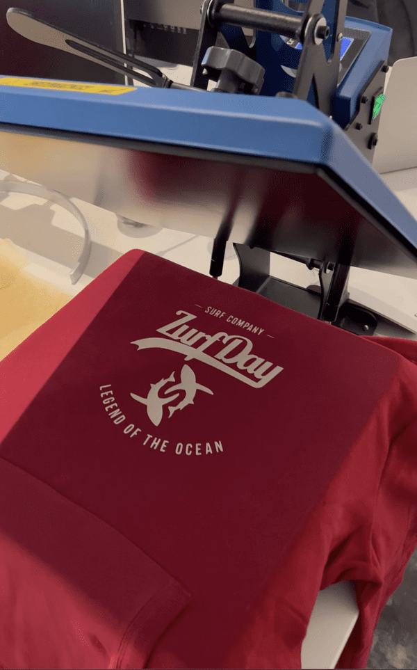 handbedruckte T-Shirts und Hoodies von Zurfday
