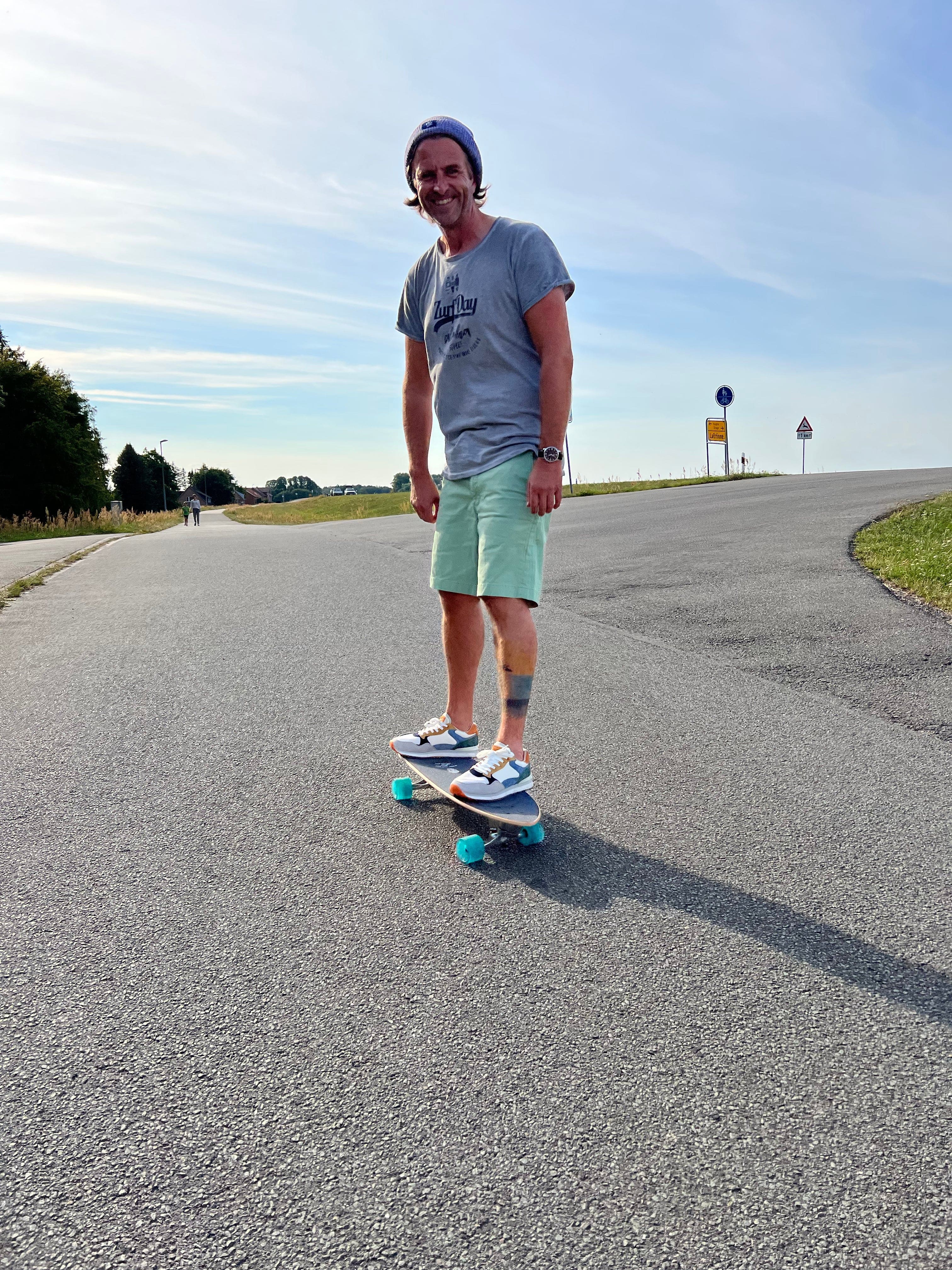 Jui mit Zurfday-Klamotten auf dem Skateboard.