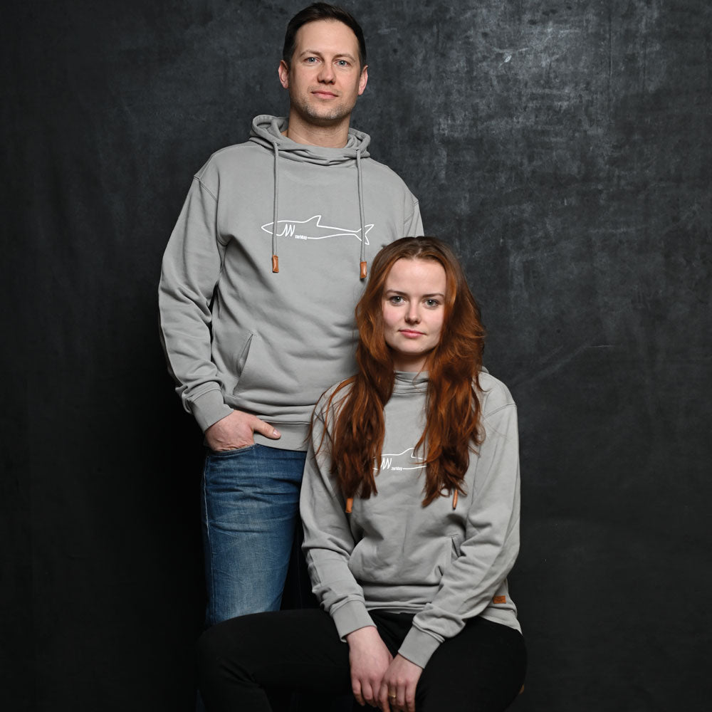 Mann und Frau im grauen Zurfday Kapuzenpullover.