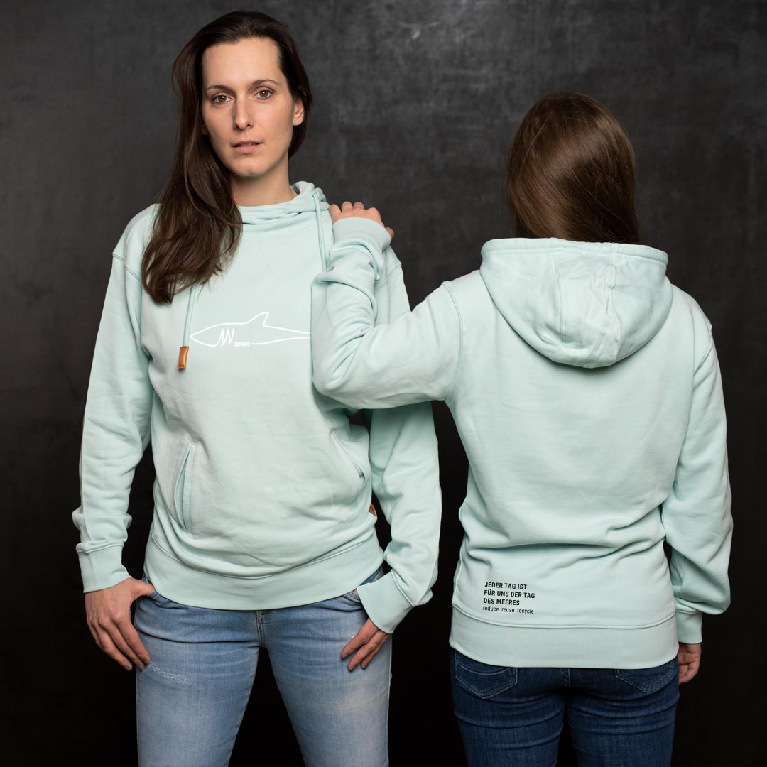 Zwei Frauen tragen den Unisey HaiDay Hoodie von Zurfday.