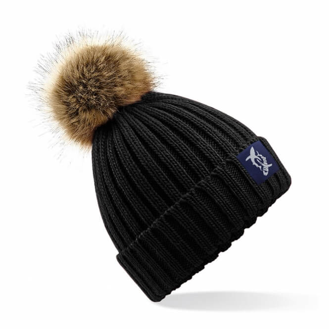 Winter-Beanie in Schwarz mit Bommel zum abnehmen.