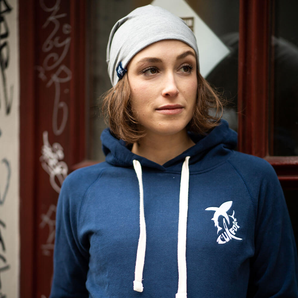 lena trägt eine graue Benie Mütze von Zurfday