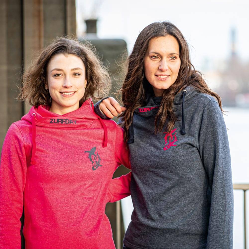 Nathalie und lena tragen tolle Hoodies von Zurfday in den Farben Grau und Pink