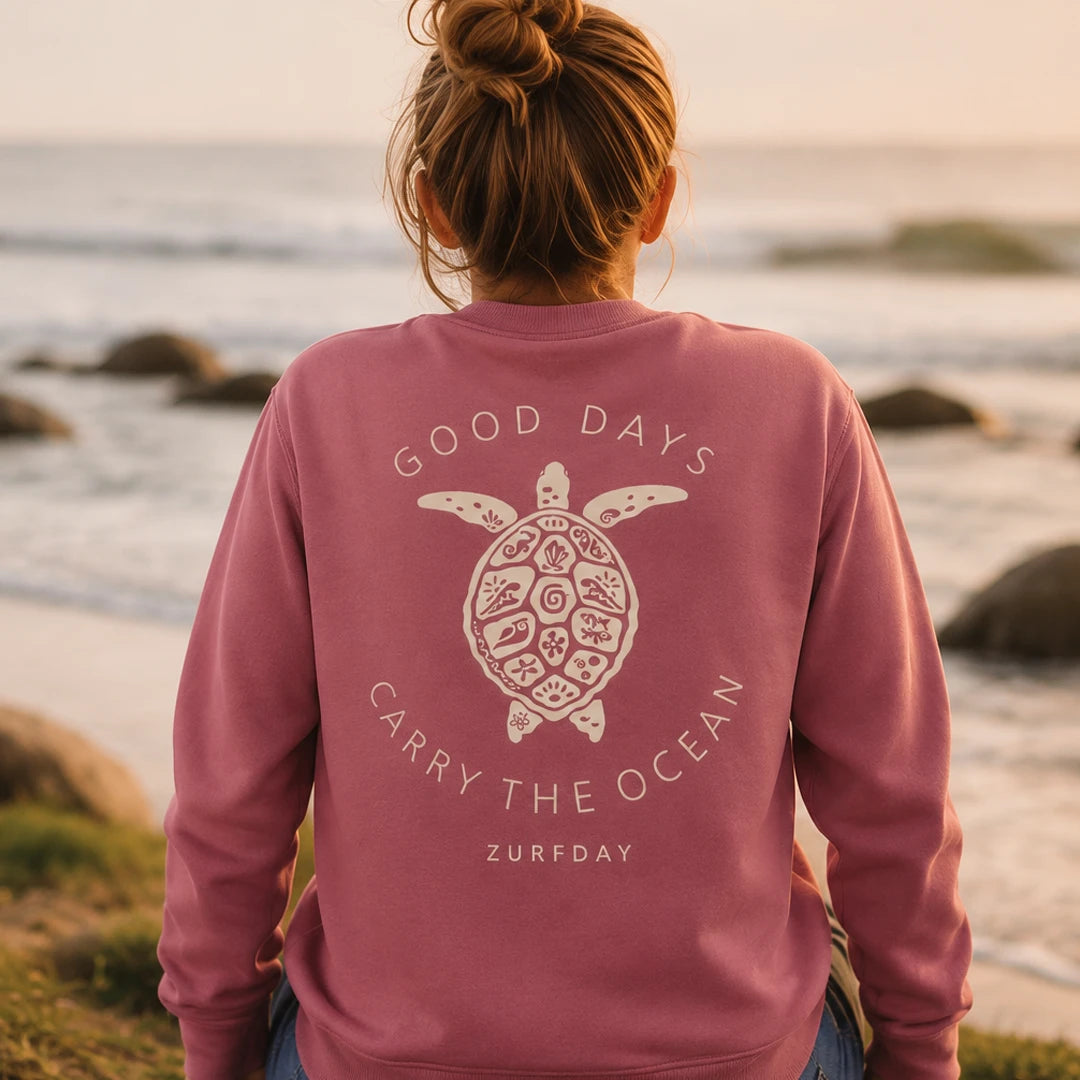 Carry the Ocean Sweater in Antique Rosa mit großem Schildkröten-Rückenprint und dem Schriftzug "Good Days – Carry the Ocean".