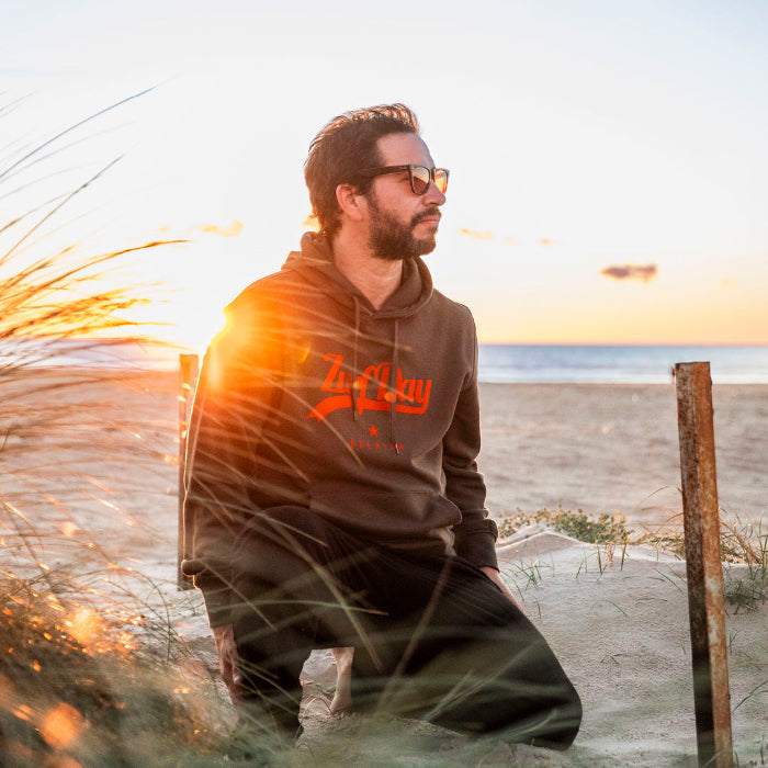 Zurfday Hoodie in Olive mit Print in Orange