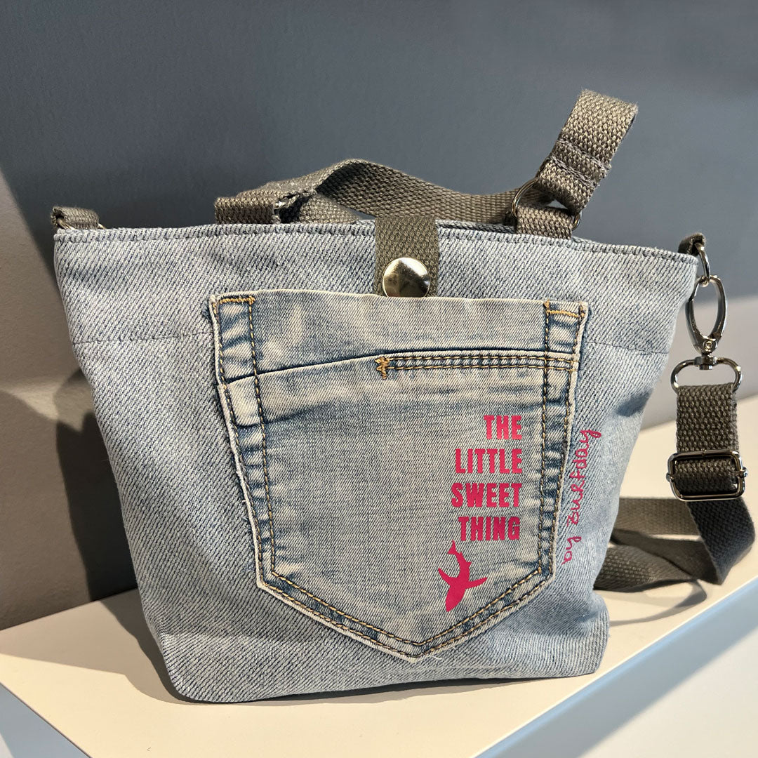Durch Upcycling werden alte Jeans zu stilvollen Handtaschen verwandelt, jedes Stück ein absolutes Unikat. Erlebe Nachhaltigkeit und Individualität in Perfektion