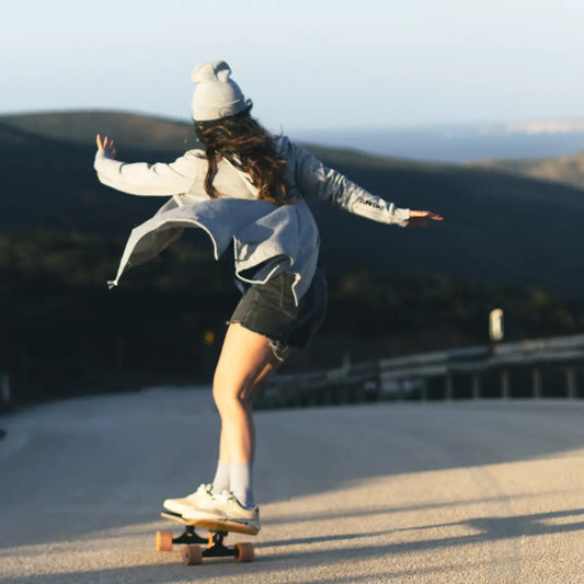 Saterin auf ihrem Board trägt den Seweatparka von Zurfday