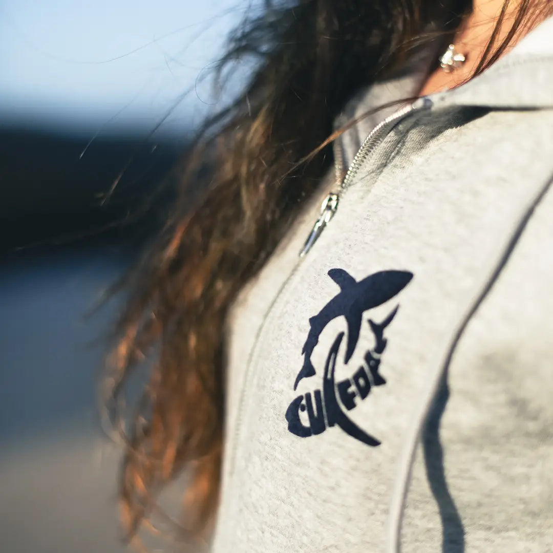 Ausschnitt des Sweatparkas mit Zurfday logo