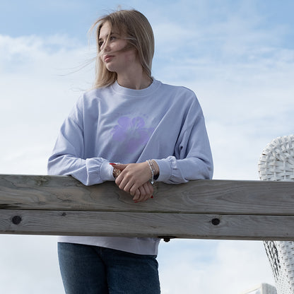 Junge Frau trägt das Sweatshirt mit Print von Zurfday.