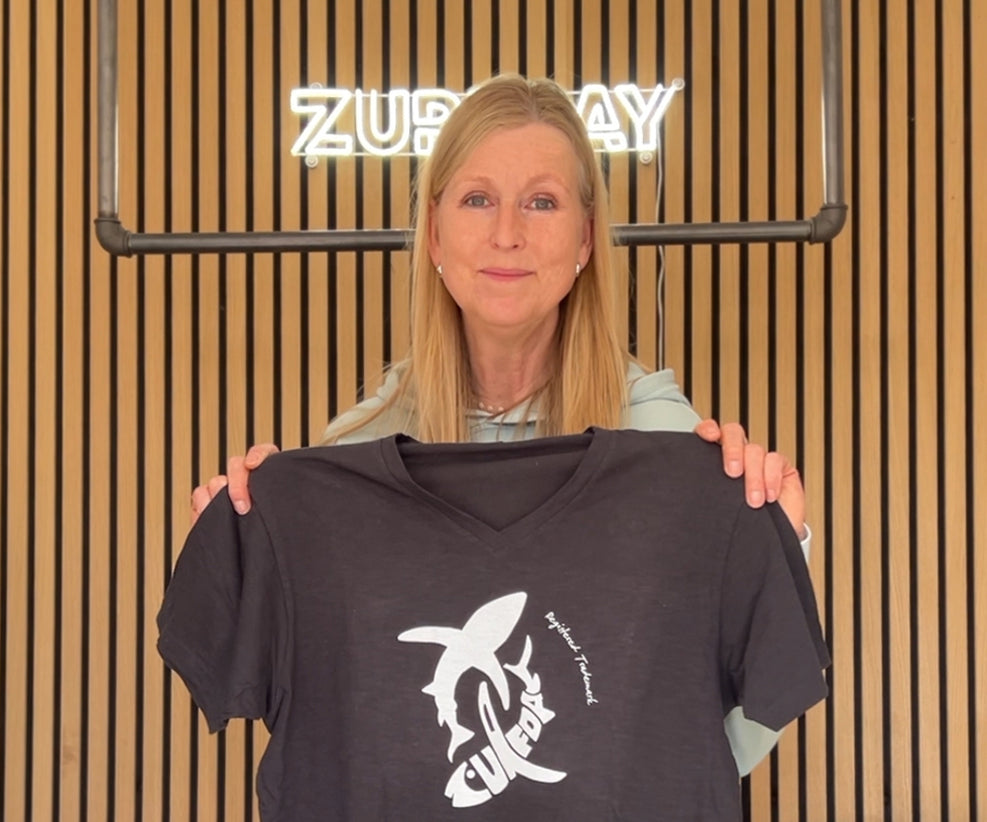 Kristine Gründinger von Zurfday mit ihrem ersten Zurfday-Shirt
