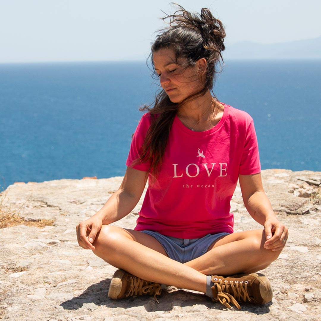 junge Frau Meer im Zurfday T-Shirt