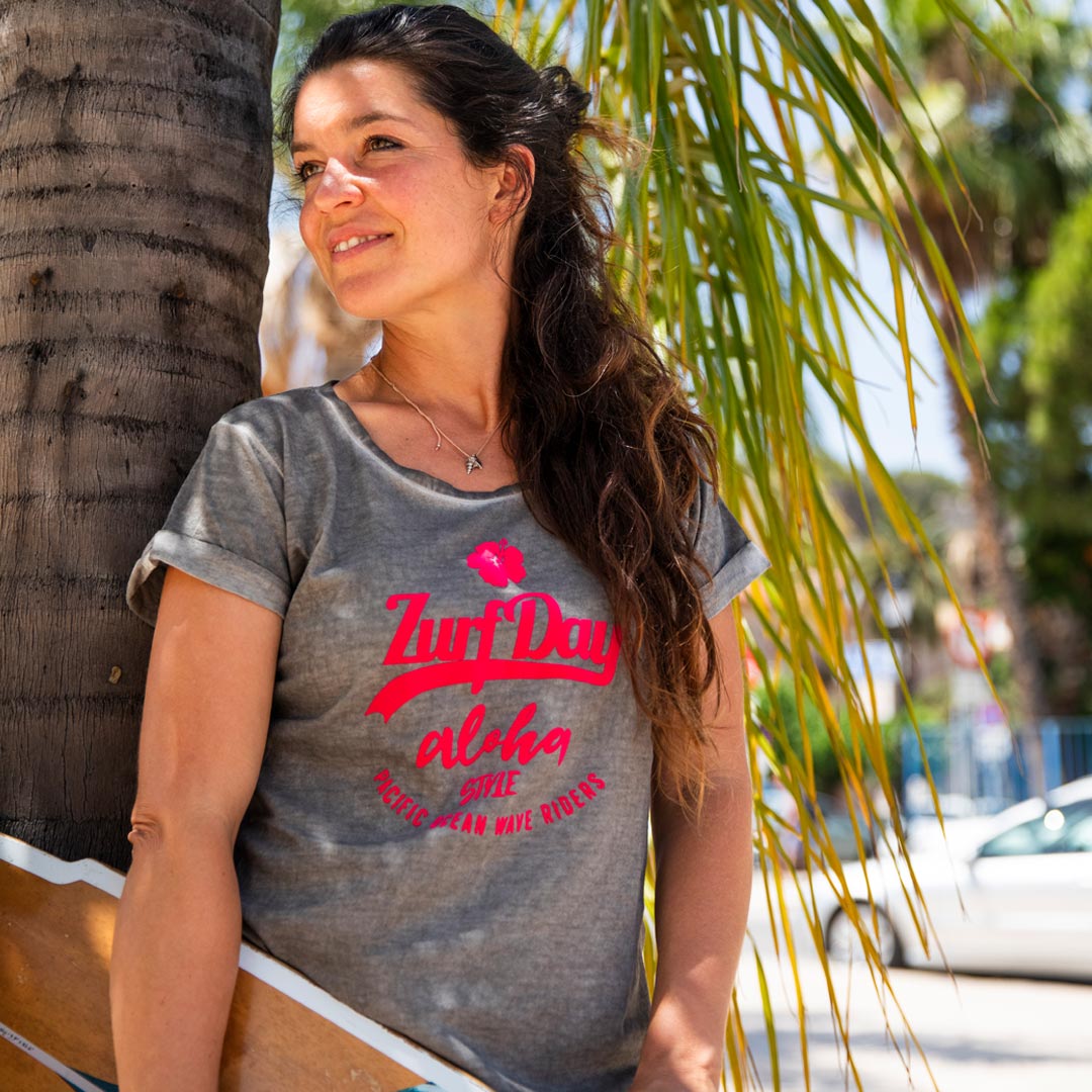 Junge Frau mit Skateboard trägt ein Zurfday T-Shirt