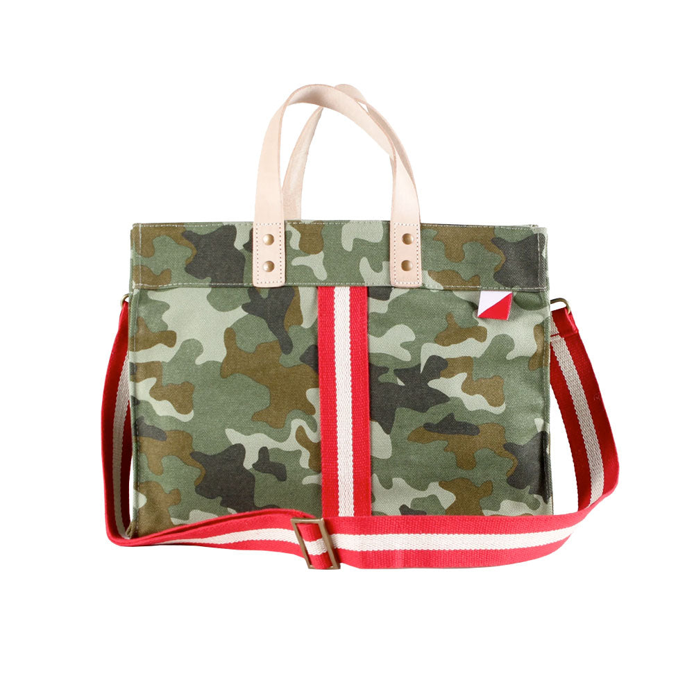 Canvas Tasche in Camouflage mit weiß/rotem Gurt.