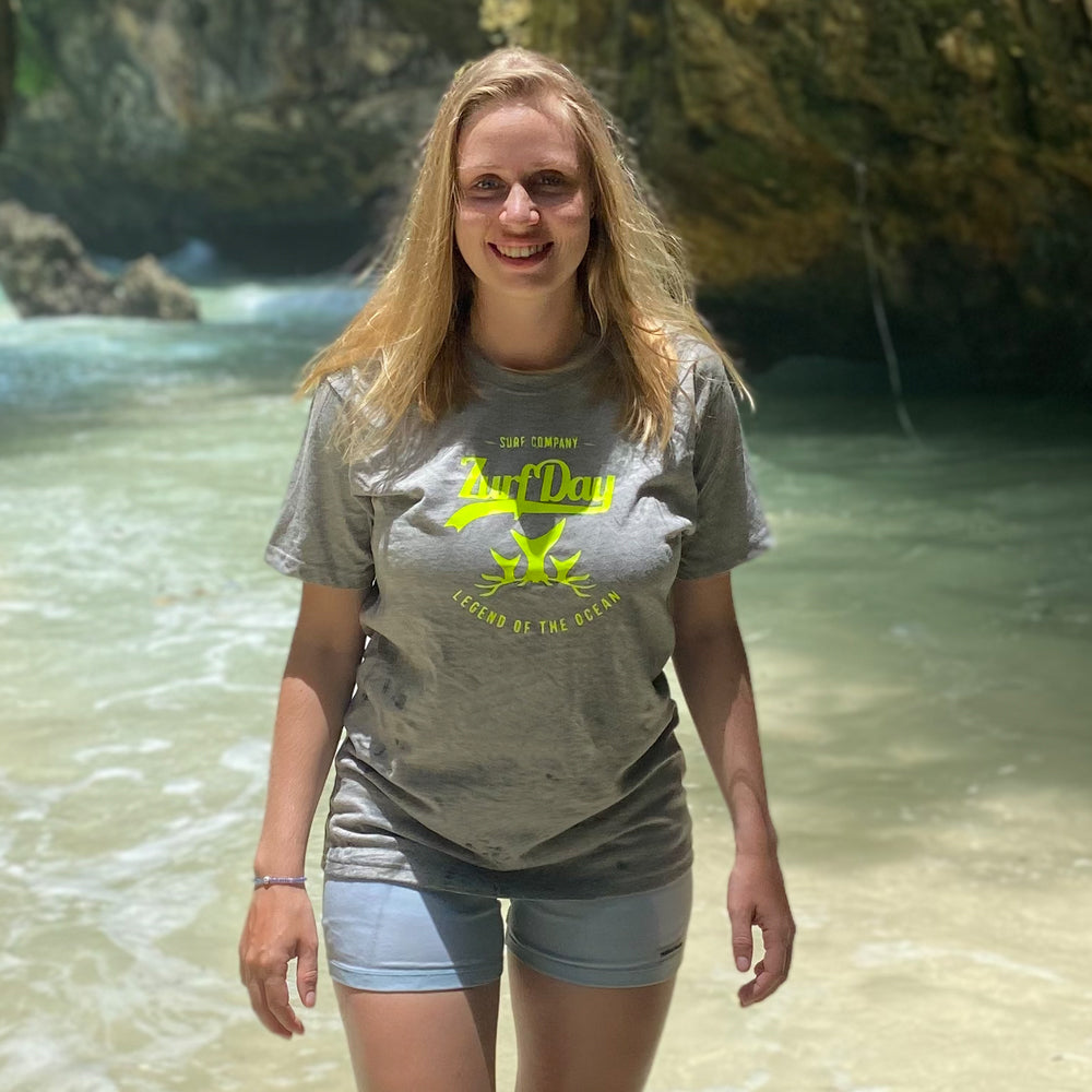Junge Frau mit Zurfday Print-Shirt am Wasser.