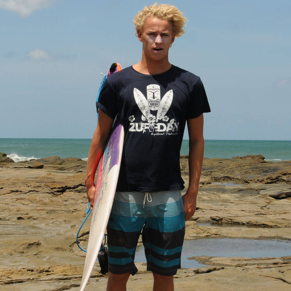 Surfer mit dem Aloha T-Shirt mit Druck in der Farbe Navi.
